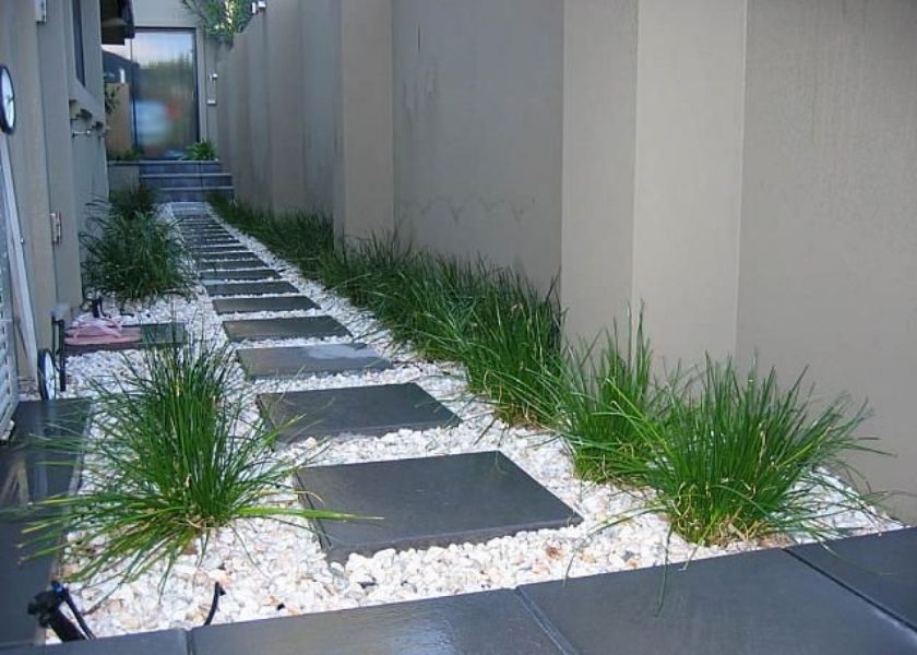 Desain Taman Depan Rumah dengan Kombinasi Batu dan Kerikil