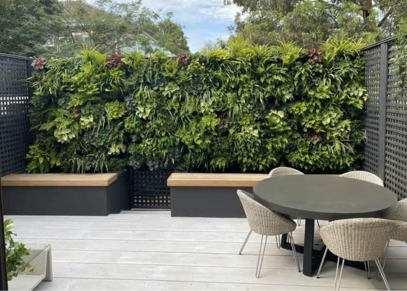 Desain Taman Vertikal di Depan Rumah