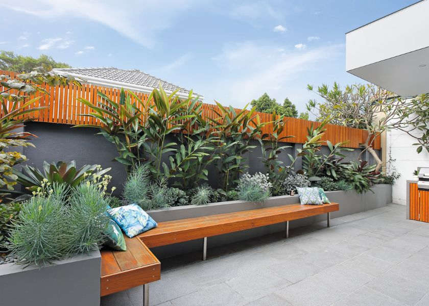 Desain Taman Depan Rumah dengan Kursi atau Bangku Taman