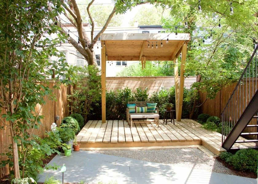 Desain Taman Depan Rumah dengan Decking Kayu