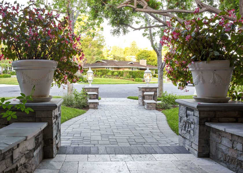 Desain Taman Depan dengan Pot Berwarna Senada