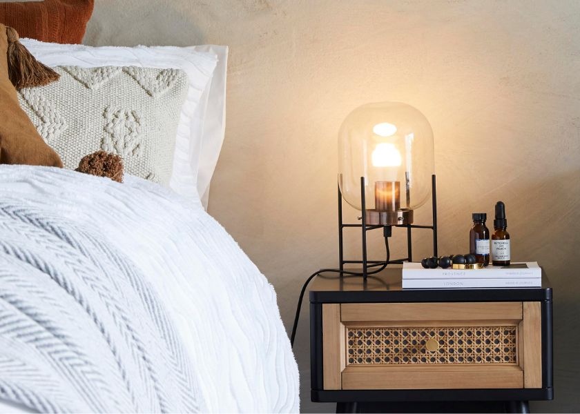 Hiasan Kamar Estetik dengan Lampu Meja Unik