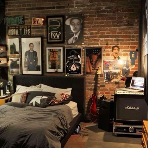 Kamar Cowo Estetik Poster Musik atau Band Favorit