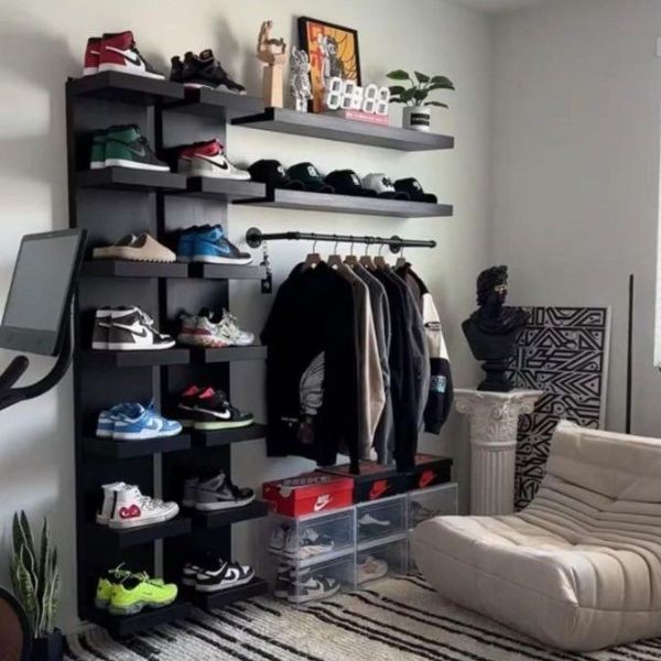 Kamar Estetik Cowo dengan Rak Display Aksesoris