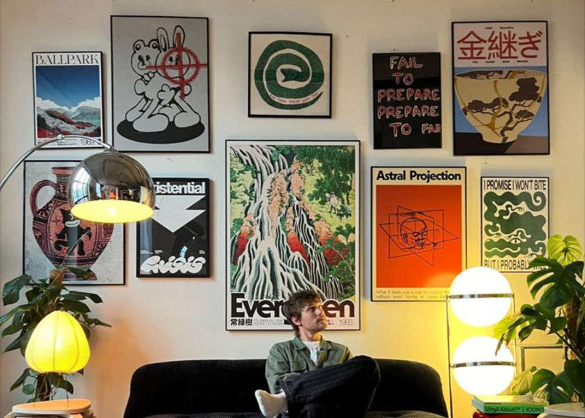 Kamar Estetik Cowok dengan Wall Art Abstrak atau Geometris