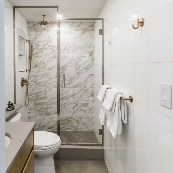 Kamar Mandi Modern dengan Aksen Batu Alam Hemat Budget