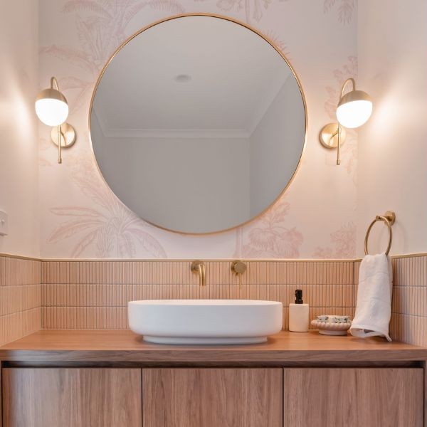 Kamar Mandi Modern dengan Pencahayaan Maksimal & Cermin Besar