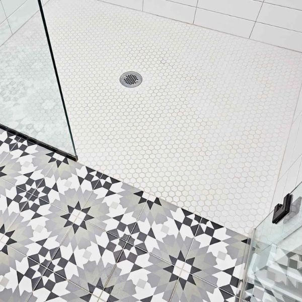 Kamar Mandi Modern dengan Keramik Matte di Lantai Gloss di Dinding