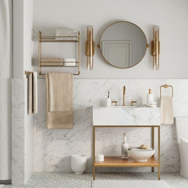 Kamar Mandi Modern dengan Perpaduan Marble dan Logam