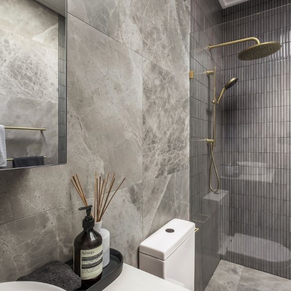 Pilih Keramik Motif Halus di Kamar Mandi Modern