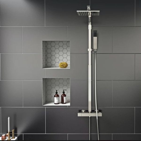 Kamar Mandi Modern dengan Penyimpanan Rapi