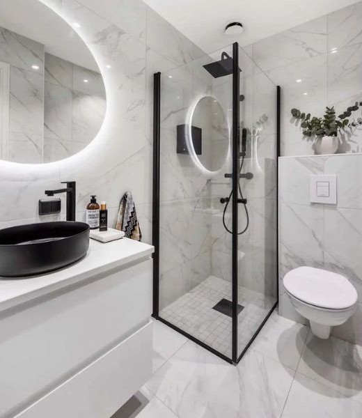 Kamar Mandi Simple dengan Aksen Hitam Tipis