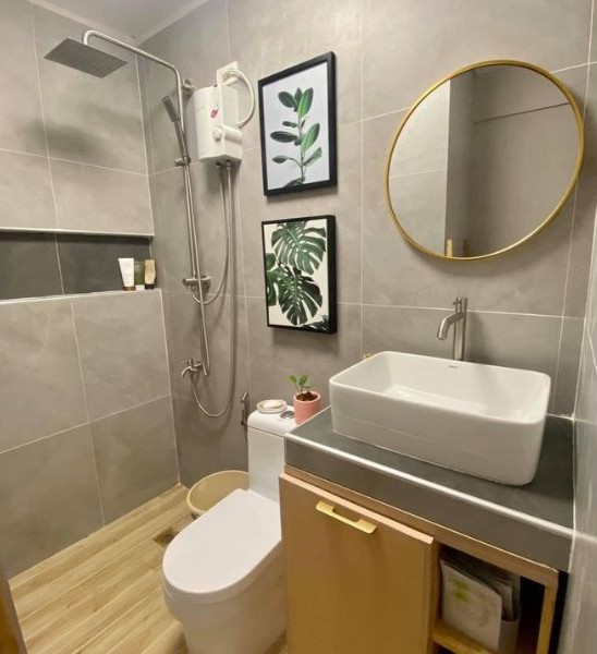 Kamar Mandi Simple dengan Keramik Berukuran Besar