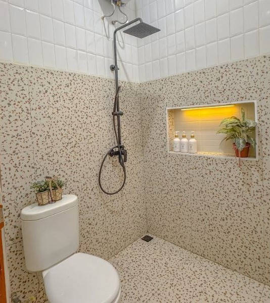 Kamar Mandi Simple dengan Rak di Lubang Dinding