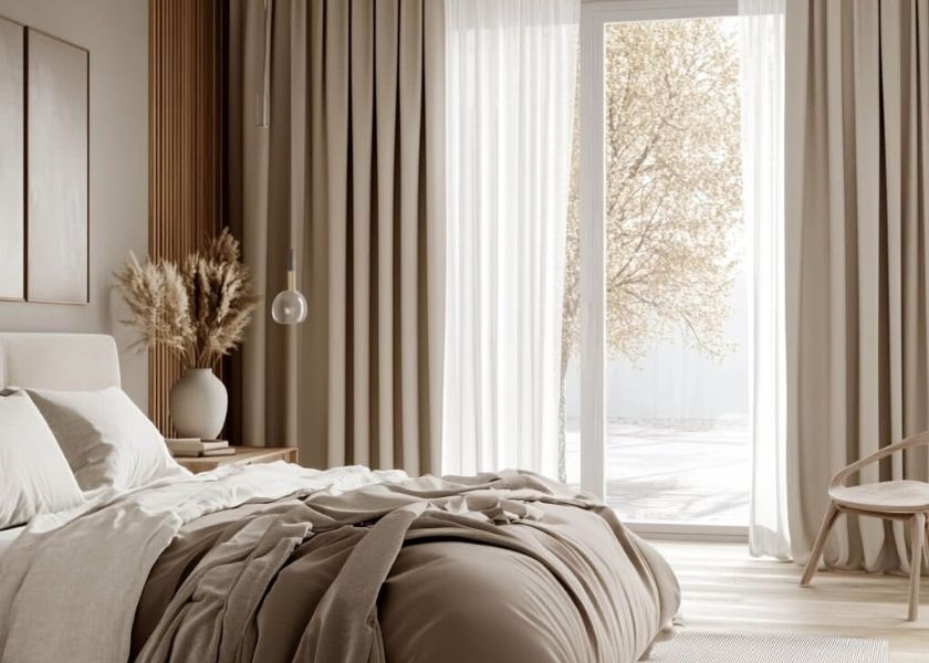 Kamar Tidur Elegan dengan Tirai Panjang Berwarna Lembut