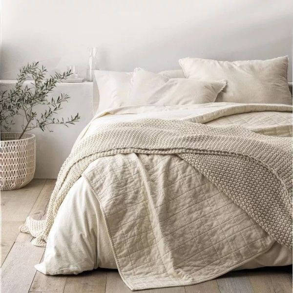 Kamar Tidur Sederhana dengan Kain Linen dan Rajut