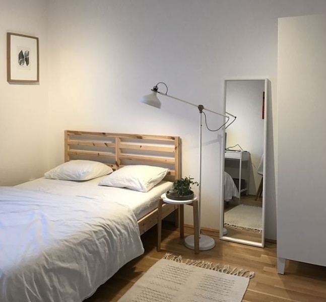 Desain Kamar Tidur Murah dengan Cermin Sederhana