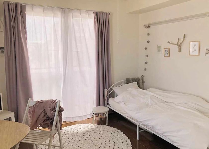 Desain Kamar Tidur Sederhana dengan Karpet Tipis sebagai Aksen