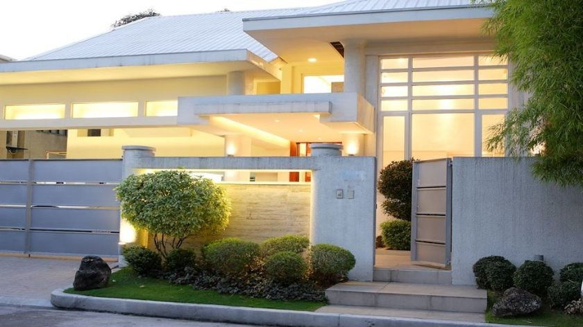 Pagar Abu Tua untuk Rumah Berwarna Terang