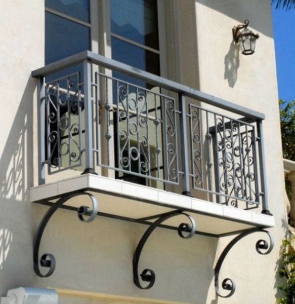 Desain Pagar Balkon Lantai 2 Gaya Klasik