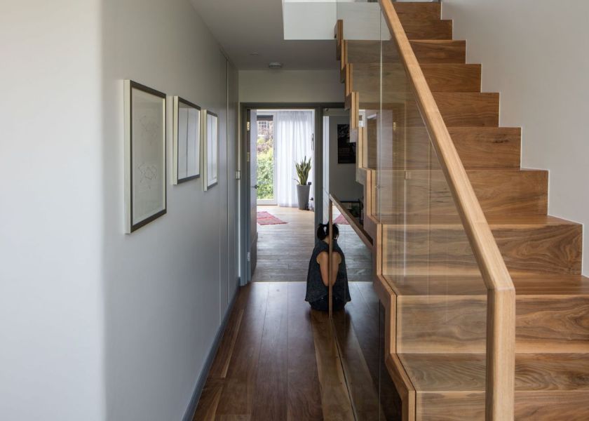 Railing Tangga Minimalis dengan Kombinasi Material Alam