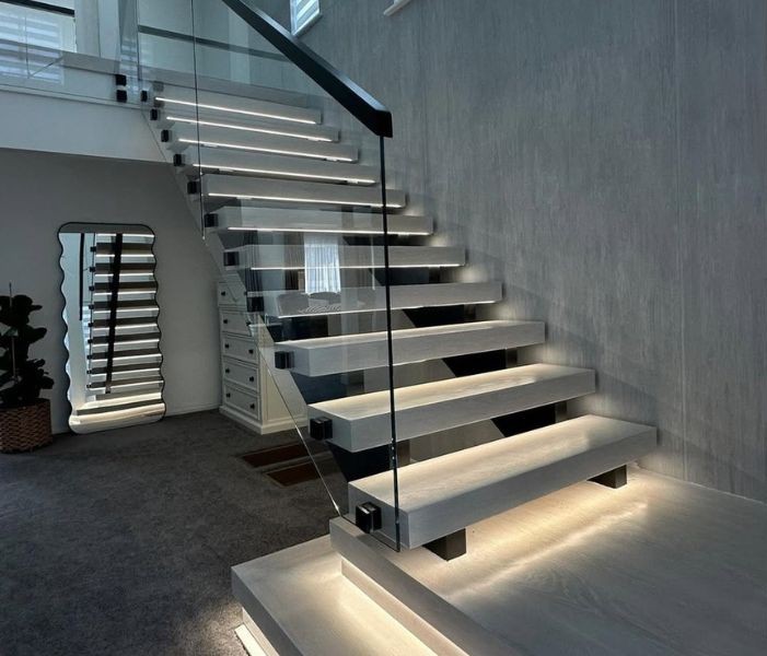 Railing Tangga Minimalis dengan LED Bercahaya