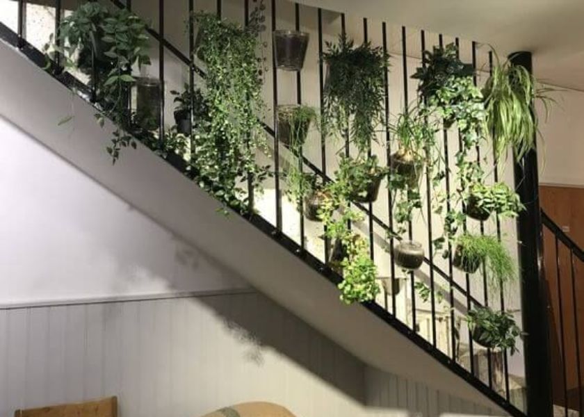 Railing Tangga Minimalis dengan Tanaman Gantung