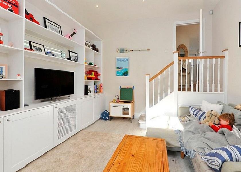 Ruang TV Minimalis dengan Gallery Wall