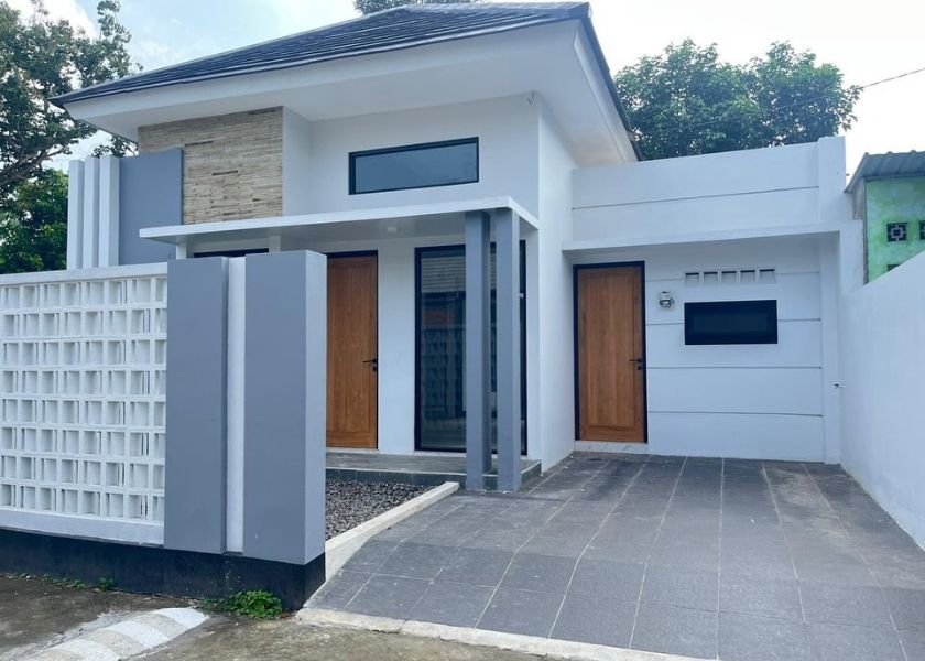 Rumah Putih Sederhana di kampung dengan Kayu