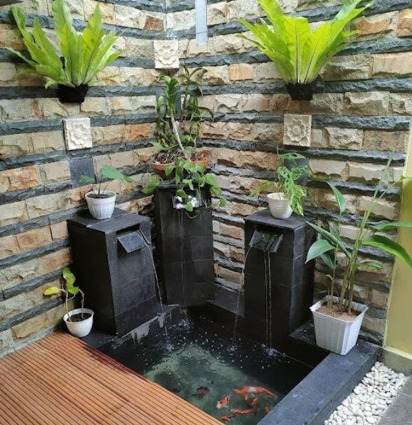 Taman Depan Rumah Minimalis dengan Kolam Mini
