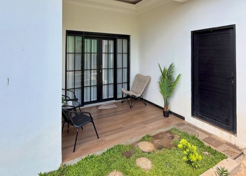 Teras Rumah Sederhana di Kampung dengan Campuran Alam dan Modern