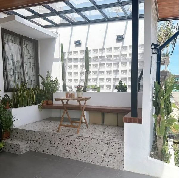 Teras Rumah Sederhana dengan Bangku Semen di Kampung
