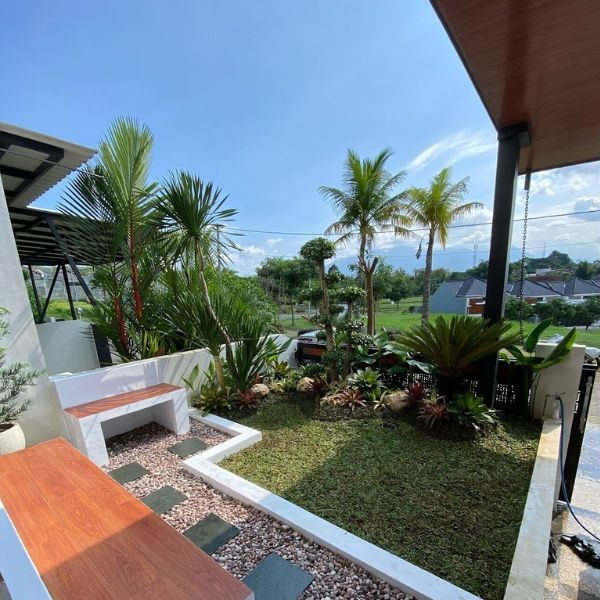 Rumah Sederhana dengan Taman Kecil