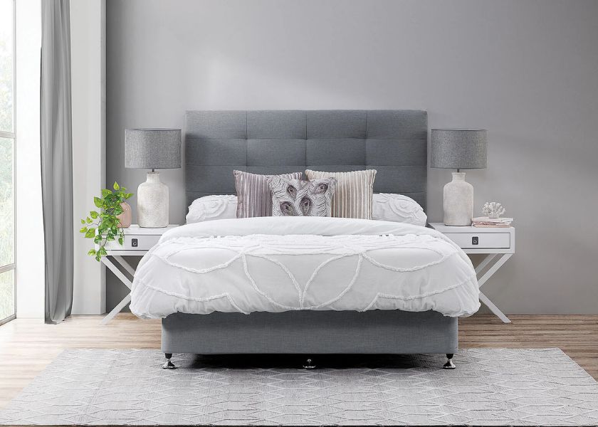 Warna Cat Dinding Abu-Abu + Sprei Putih Atau Beige di Kamar Tidur Elegan