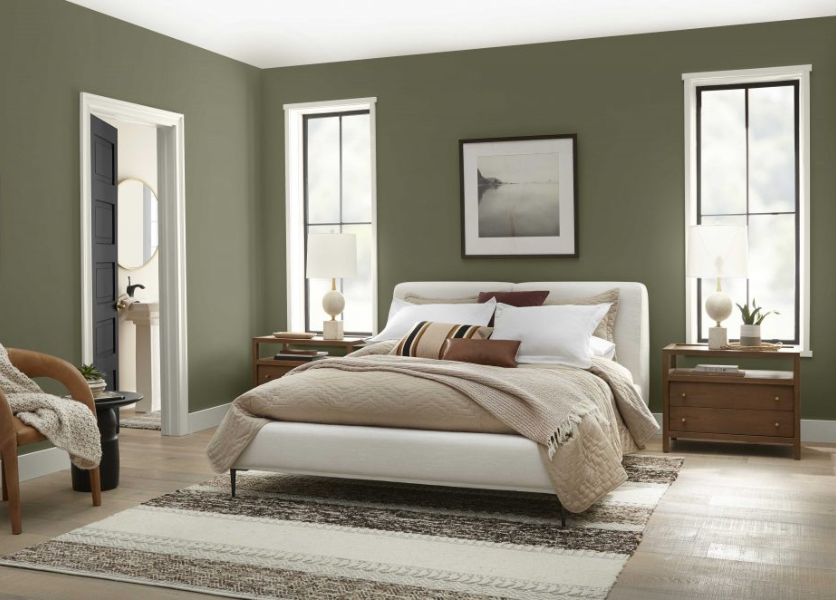 Warna Cat Dinding Olive Green + Sprei Putih Gading di Kamar Tidur Elegan