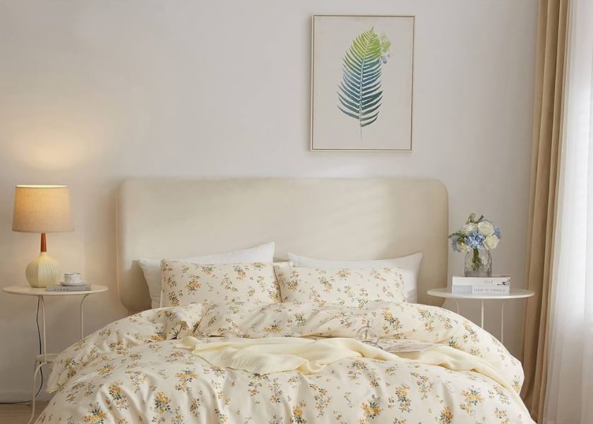 Warna Cat Dinding Krem + Sprei Motif Bunga Lembut di Kamar Tidur Elegan