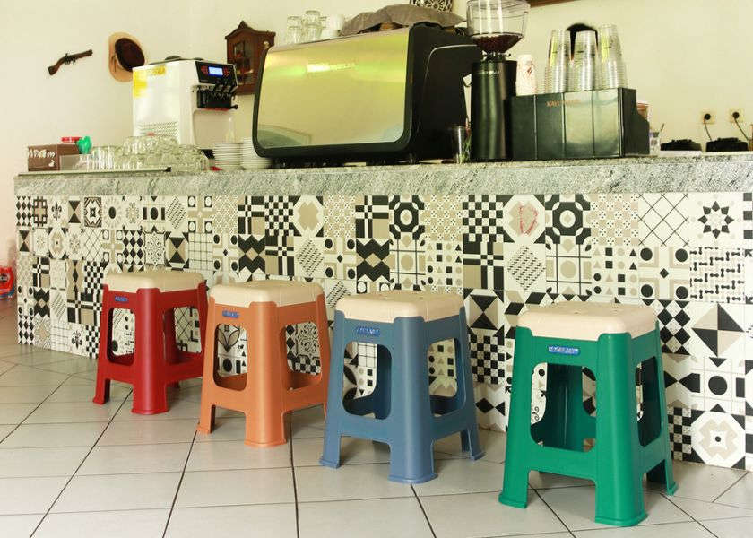 Bar Stool atau bangku plastik yang Kasual